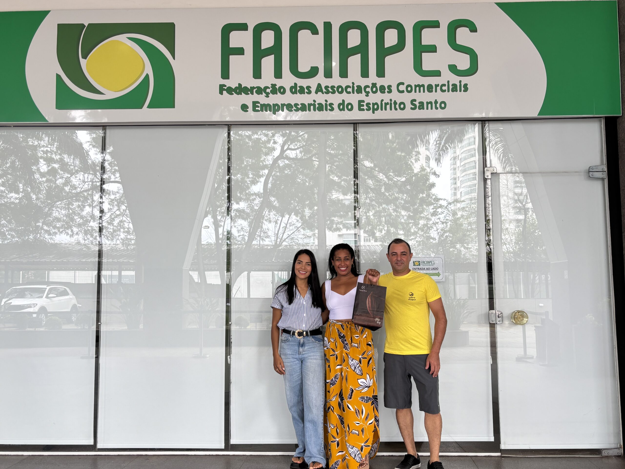 Colaboradora da ASCOMI aproveita fim de semana em Vila Velha como primeira ganhadora do Programa Colaborador Destaque