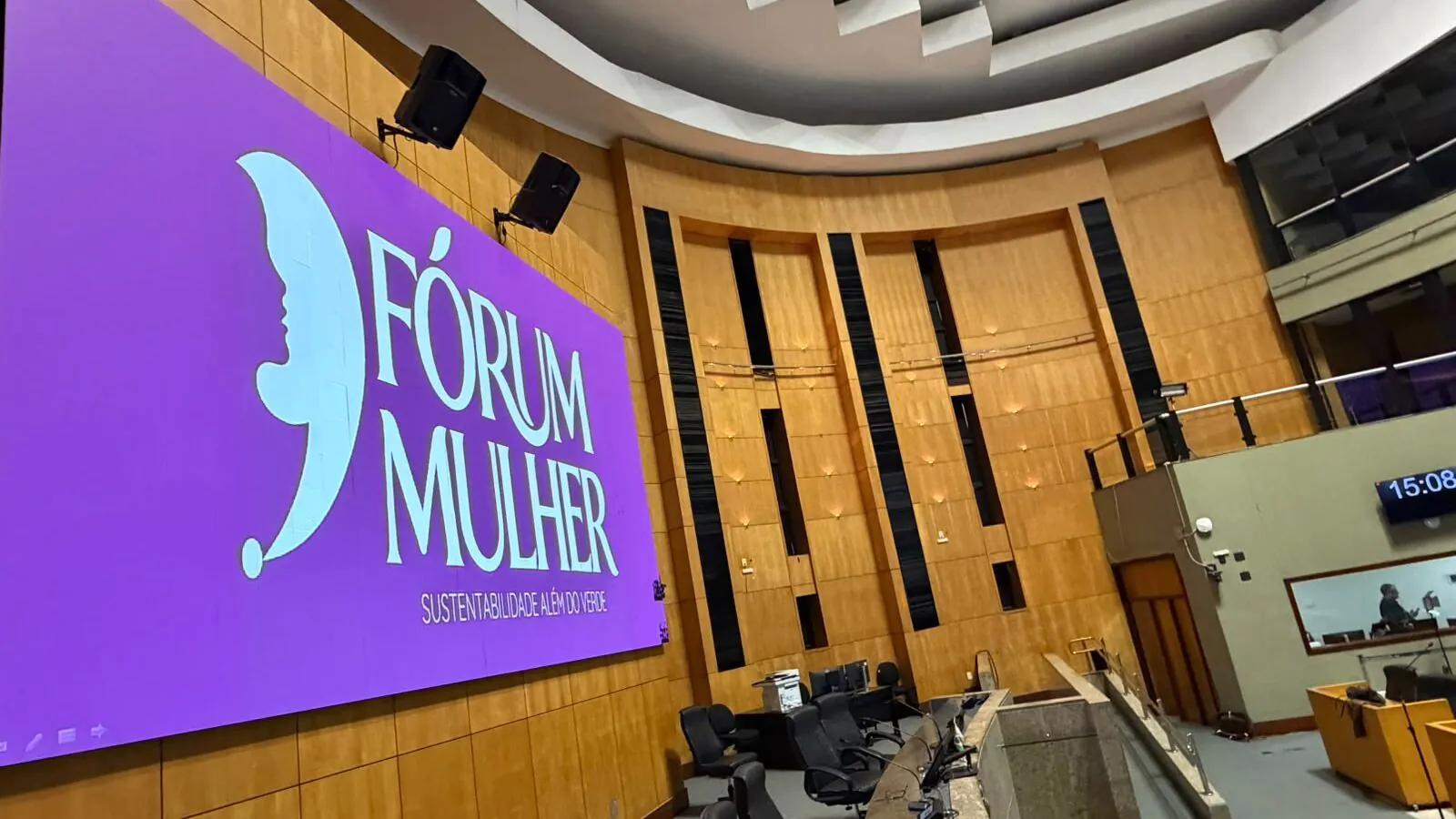 Auditório da Assembleia Legislativa do Espírito Santo com a identidade do Fórum Mulher exibida no telão
